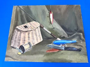 C.1970 Pintura sobre Lienzo ~ Creel de Pesca, Caña, Señuelos, Cuchillo ~ ¡Decoración de Campamento! - Imagen 1 de 8
