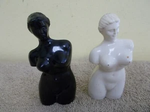 VINTAGE SALZ-PFEFFERSTREUER KUNSTSTOFF VOLLBUSIG DAMEN FRAUEN VENUS NUDE SCHWARZ-WEISS - Bild 1 von 12