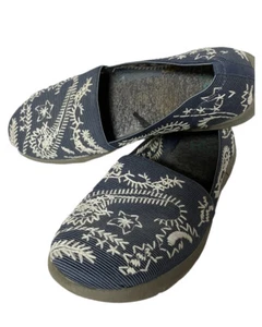 YUU SLIP ON MOC BLUE EMBROIDERED WOMEN SHOES SZ 10 COMFORT STRETCH - Picture 1 of 8