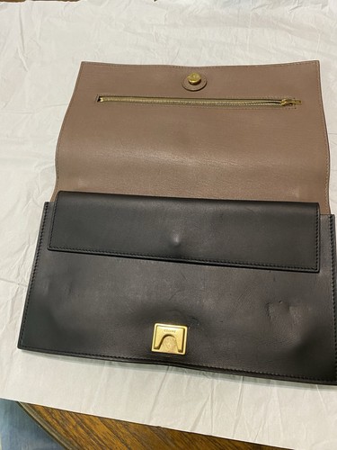 CELINE Pochette Céline con patta in pelle nera con ferramenta oro e interno tortora