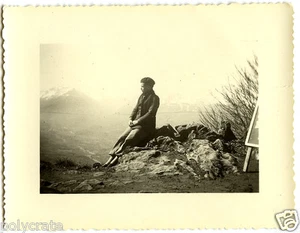 Jeune homme contemplatif assis rocher paysage photo argentique ancienne an.1950 - Imagen 1 de 1