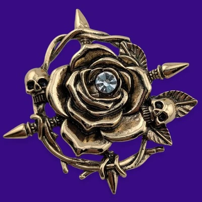Broche rosa gótica tono latón/oro con calaveras, alambre de púas espinas pin punk H3 Foto 1 de 4