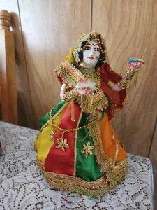 Schöne einzigartige internationale Puppe in indianischem maßgefertigtem Kleid.  Ohne Ständer.   - Bild 1 von 5