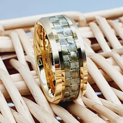 Alianza de boda con incrustación de fibra de carbono de oro amarillo pulido de tungsteno para hombre Foto 1 de 4