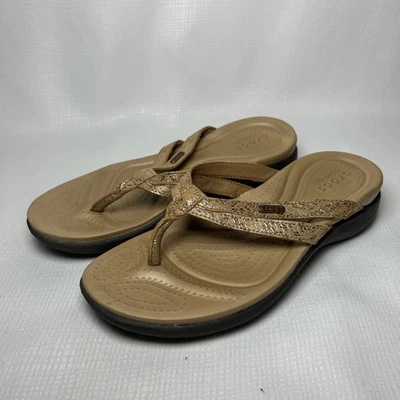 Sandalia Crocs Dual Comfort para mujer 8 chanclas doradas metálicas con estampado de serpiente Foto 1 de 4