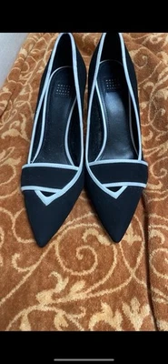 "Tacones punta puntiaguda con ribete blanco y negro White House Black Market - talla 8,5- tacón de 3""" Foto 1 de 4