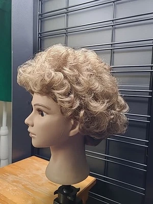 Peluca Tony of Beverly Rubia Oscura Rizada Corta Pixie Peluca Escenario Disfraz Utilería Foto 1 de 4