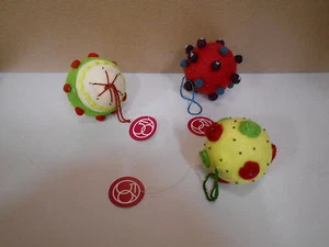 CAJA DE 12 BOLAS DE LANA FIELTRO ADORNOS NAVIDEÑOS WHIMZILY DEPT 56 - Imagen 1 de 4