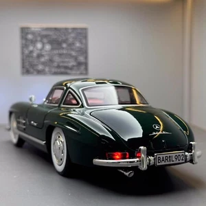 Mercedes-Benz 300SL vintage car model green 1:24 - Picture 1 of 5