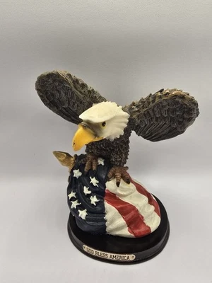 Estatuilla de águila calva de resina encaramada en la bandera americana sobre soporte de madera de 5" de alto Foto 1 de 4