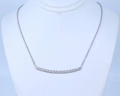 Collar de cadena colgante de barra curva de diamantes pavé redondo de oro blanco de 14 quilates de 16" Foto 1 de 4