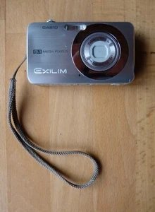 Casio Exilim EX-Z85 9.1 MP Digitalkamera silber ungeprüft - ohne Akku | Defekt - Bild 1 von 6