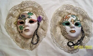 Lote de 2 máscara facial pintada de porcelana de cerámica de Mardi Gras con volantes de encaje dorado - Imagen 1 de 9