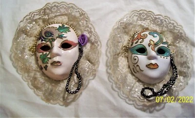Lote de 2 Mascarillas Mardi Gras Porcelana Cerámica Pintada Volantes de Encaje Dorado  Foto 1 de 4