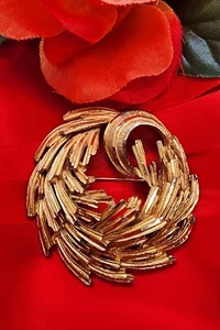 Vintage Designer Signed BSN Gold Tone Swirl Leaf Wreath Brooch 2.5" - Picture 1 of 3