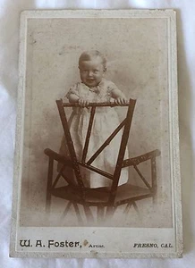 Antikes Kabinettfoto Baby steht auf einem Holzstuhl, W.A Foster, Künstler  - Bild 1 von 7