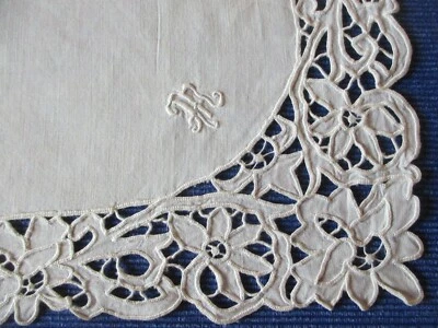 Mouchoir N°16 ancien de mariée broderie dentelle monogramme  28 x 29 cm - Photo 1/4