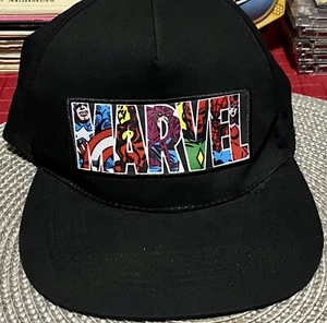 Offizielle Marvel Comic Streifen Logo schwarz Baseballkappe Mütze verstellbar Druckknopflasche, NEU! - Bild 1 von 4