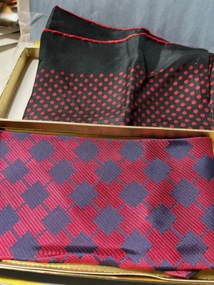 pañuelo de seda Garfinckels dos en caja sin usar con etiqueta Foto 1 de 3