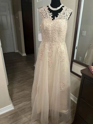 White / cream lace wedding dress Size 8 medium Women’s - Image 1 of 4