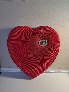 Scatola porta caramelle vintage Russell Stover San Valentino cuore cioccolato tessuto rosso gioiello - Foto 1 di 4