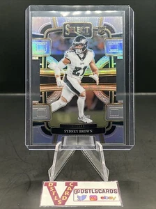 2023 Panini Select - SYDNEY BROWN ROOKIE SILVER PRIZM DIE CUT CONCOURSE #80 - Foto 1 di 3