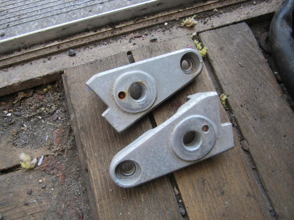 1983 Honda VF750 C V45 Magna farol farol suporte a ouvido - Imagem 1 de 1