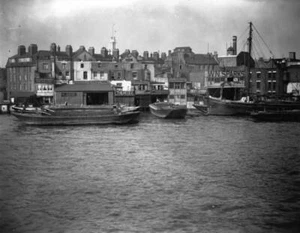 View of the Thames by a busy wharf Historic Old Photo - Bild 1 von 1
