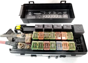 P56021011AZ Dodge 2003 Ram Van 3.9L Fuse Box Engine Bay 3.9 1500 2500 2002 F22 - Picture 1 of 18