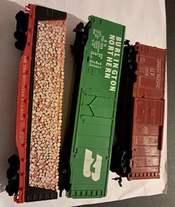 Lot Of 3 HO Box Cars Burlington, Union Pacific, Pulpwood Southern Railroad  - Picture 1 of 6