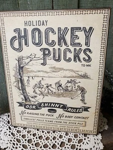 VINTAGE-STIL WEIHNACHTEN WINTER URLAUB HOCKEY PUCKSCHLÄGER EISLAUFEN SPORT SCHILD - Bild 1 von 10
