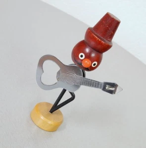Magnet Flaschenöffner Kapselheber Drahtmännchen Gitarrist Rot Vintage 50er Jahre - Picture 1 of 8