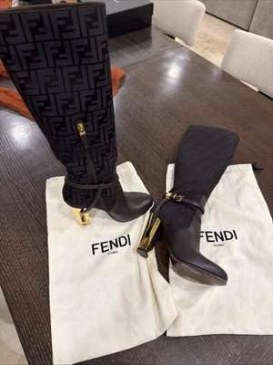 Botas hasta la rodilla Fendi FF con monograma y tacón esculpido dorado - Bota de pasarela icónica Foto 1 de 2