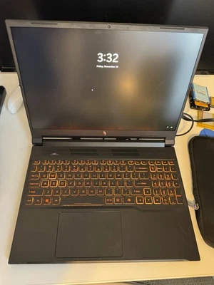 Portátil para juegos Acer Nitro V 16" 180Hz RTX 5050 Ryzen 5 240 32GB RAM 500GB SSD Foto 1 de 4