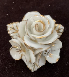 Vintage Porzellan Brosche weiße Rose mit weiß/goldenen Blütenblättern Japan - Bild 1 von 3