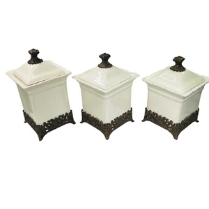 Chris Madden Foret Set 3 Bidoni Ceramica Avorio Base Metallo Ornato Corvella - Foto 1 di 11