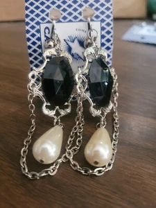 Vintage Clip-on Earrings - Picture 1 of 4