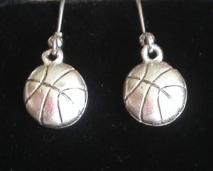 Pendientes de baloncesto deportivos de plata mate oxidada - Imagen 1 de 1