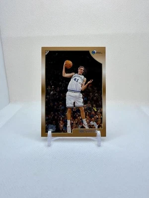 DIRK NOWITZKI RC — 1998-99 Topps #154 Dallas Mavericks Salón de la fama Foto 1 de 2
