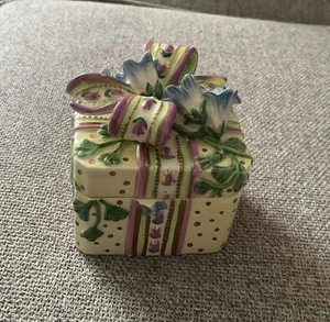 Fitz and Floyd Porzellan Geschenkbox geformte Schmuckschatulle mit aufwendigem Band & Schleife - Bild 1 von 4