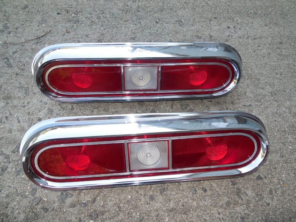 Par de conjuntos de lámparas traseras Mercury 1961 originales usadas Foto 1 de 4