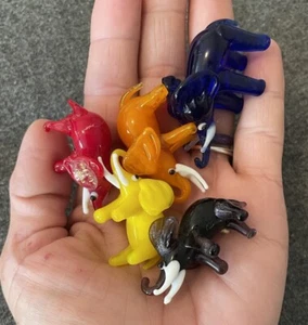 Lote De 5 Mini Arte Vidrio Elefantes Naranja Rojo Amarillo Negro Azul Juego De 5 - Imagen 1 de 8