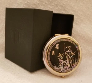 VINTAGE COMPACT GOLD TONED METAL W/ MOTHER OF PEARL BUTTERFLY DESIGN INLAY  - Picture 1 of 8