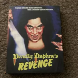 Deadly Daphne’s Revenge Blu Ray W Slip Vinegar Syndrome Oop - Foto 1 di 2