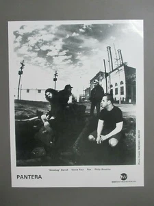 Pantera schwarz-weiß 8 x 10 Hochglanz Promo Foto sitzend im Industriegebiet! - Bild 1 von 1