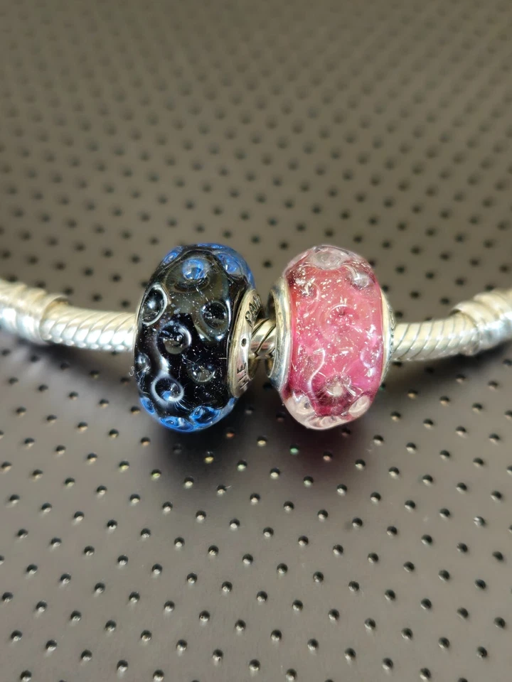 Juego de 2 nuevos dijes Pandora ondulados de lujo rosa, ondulado azul oscuro océano cristal de Murano Foto 1 de 4
