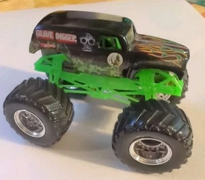 Early 2000s Hot Wheels Monster Jam Grave Digger Monster Truck 1:64 Scale - Picture 1 of 5