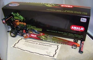 1:24 2011 AUTO WORLD RC2 NHRA DRAGSTER AMALIE OIL TERRY MCMILLEN AUTOGRPAHED COA - Picture 1 of 6