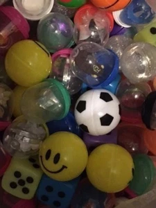 100 1" AKA 1.1" Toy FILLED Vending Capsules Bulk Premium Mix With 1.3" Balls - Picture 1 of 1