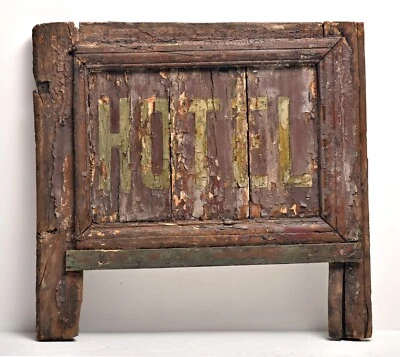 Ancienne Enseigne HOTEL en bois peint / 23 Rue Eginhard PARIS 4è - Photo 1/4